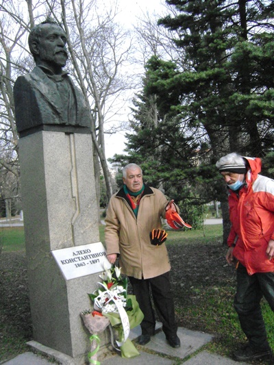 С ПРИЗНАТЕЛНОСТ ПРЕД ПАМЕТТА НА ЩАСТЛИВЕЦА