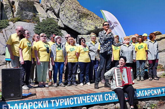 ЧЕРНИ ВРЪХ ОТНОВО ПОСРЕЩНА ХИЛЯДИ ТУРИСТИ